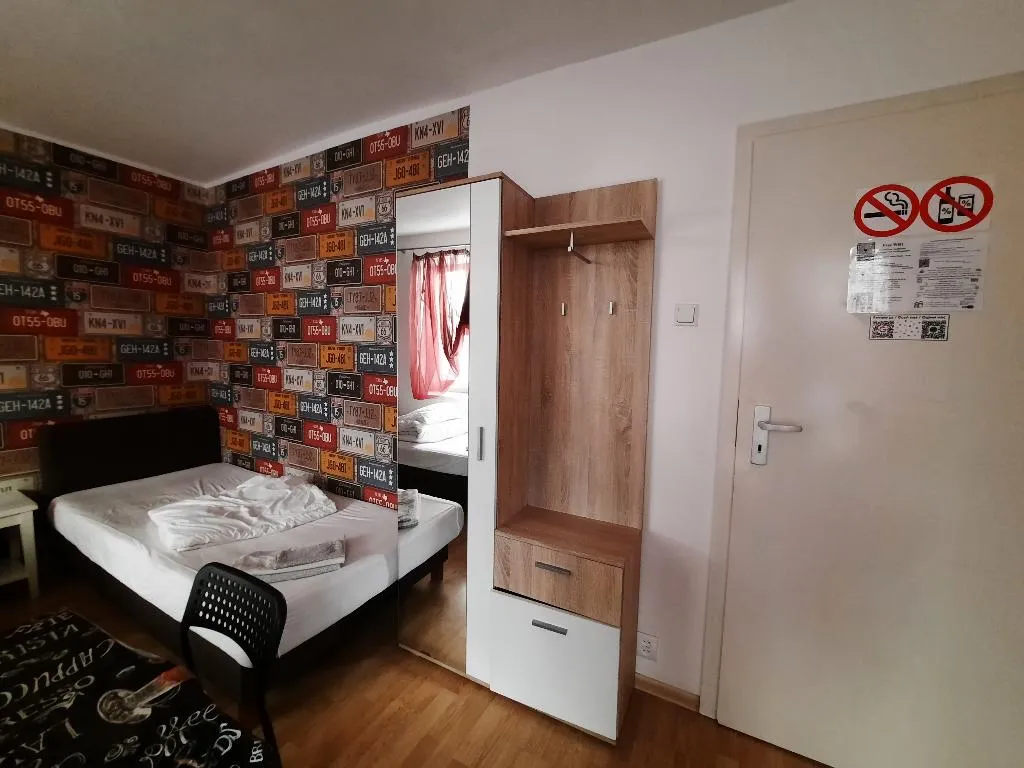 TRIPLE WITH SHARED BATHROOM Room, Lorf Hostel&Coffee, Krakow