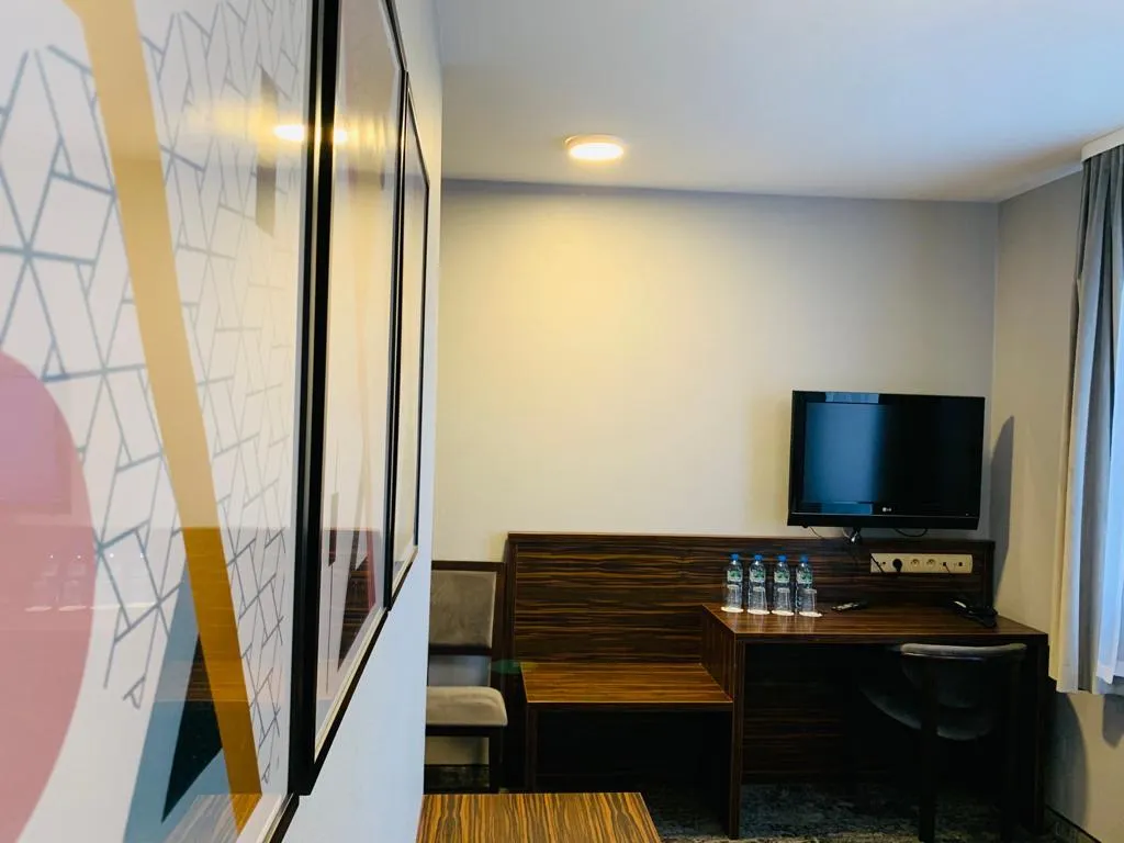 QUADRUPLE FOUR BEDROOMS TWO BATHROOMS Room, Fero Express, Krakow