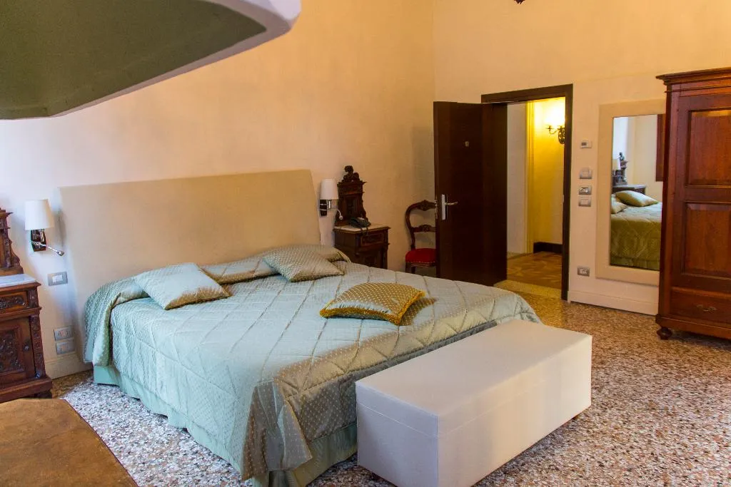Room, Sant Antonin, Venice