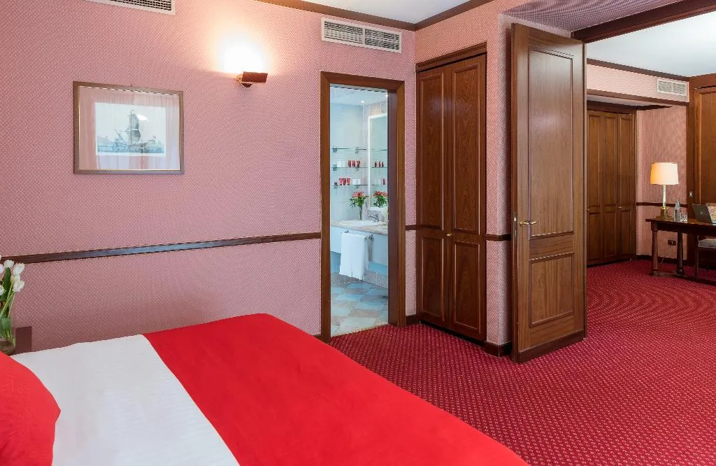 SUITE CAPACITY 4 Room, Leonardo Hotel Milan City Center, Milan
