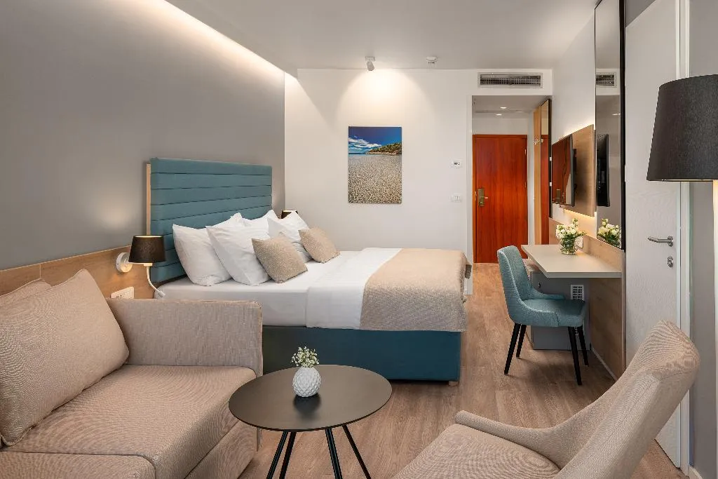 Double or Twin SIDE SEA VIEW WITH BALCONY Room, Valamar Meteor Hotel, Split