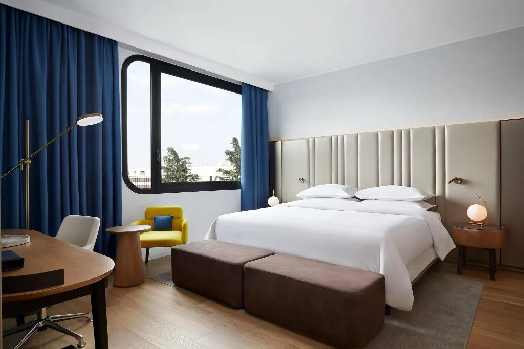 SUITE EXECUTIVE KING BED Room, Sheraton Milan San Siro, Milan