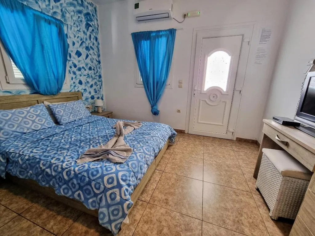 Room, Pleasure Beachside Studios, Santorini