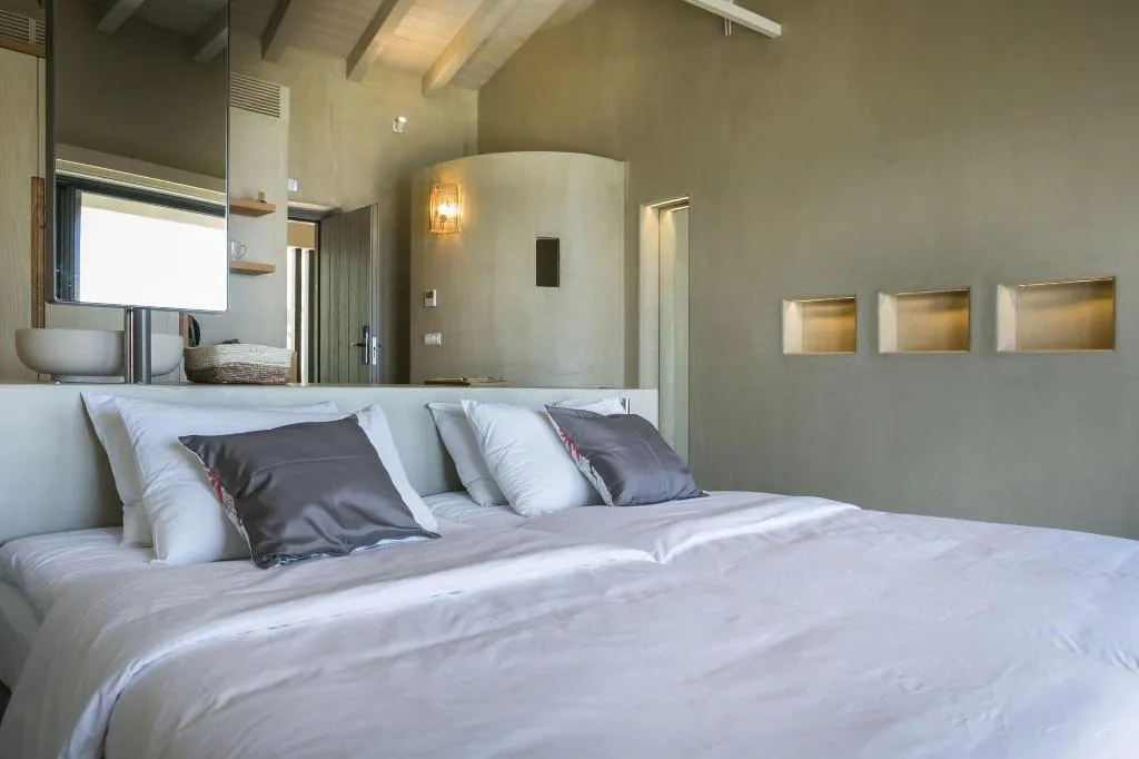 Room, F Zeen, Kefallinia
