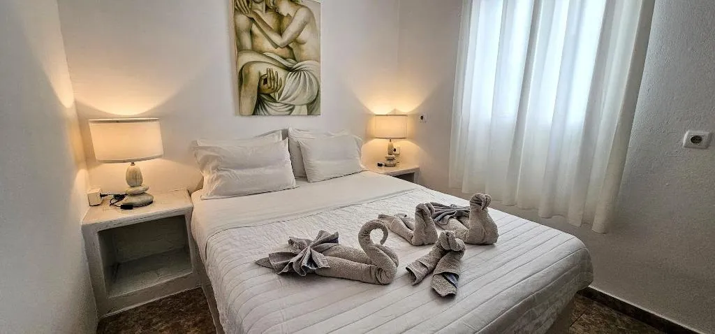 Room, Pleasure Beachside Studios, Santorini