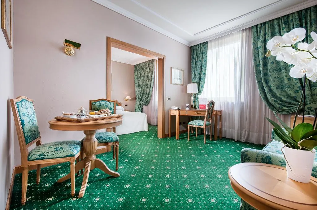 JUNIOR SUITE STANDARD Room, Royal Garden Hotel, Milan