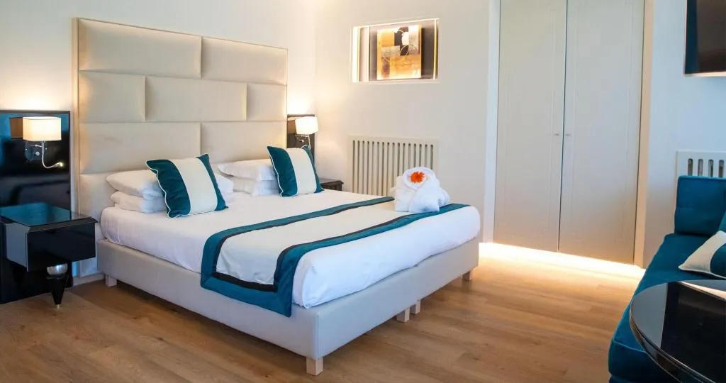 JUNIOR SUITE QUEEN SIZE BED Room, Tigullio Hotel et de Milan, Cagliari