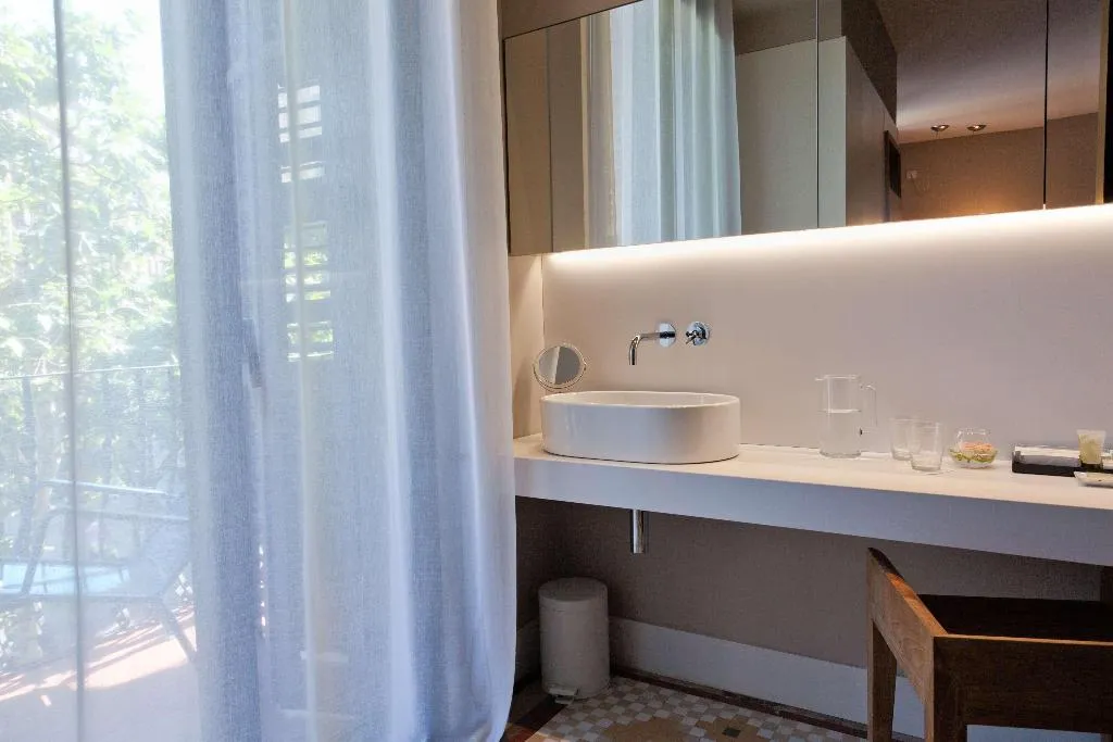 JUNIOR SUITE KING SIZE BED Room, Alexandra Barcelona, Curio Collection by Hilton, Barcelona