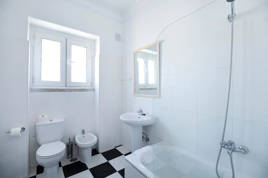 TRIPLE STANDARD Room, V Dinastia, Lisbon