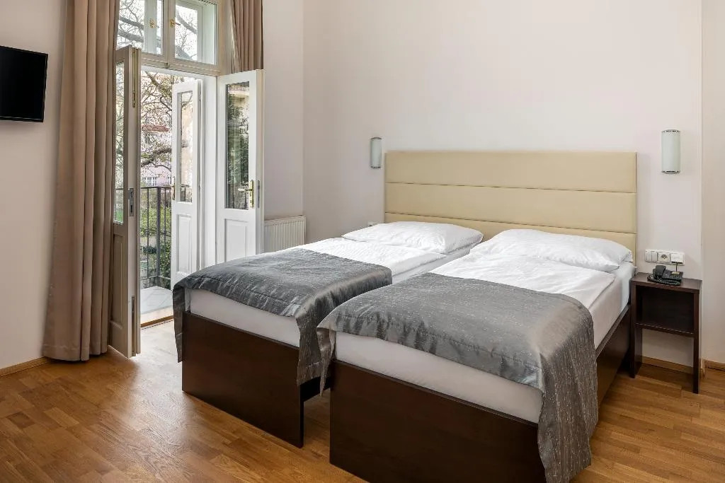 TRIPLE WITH BALCONY Room, Hotel Unique, Prague