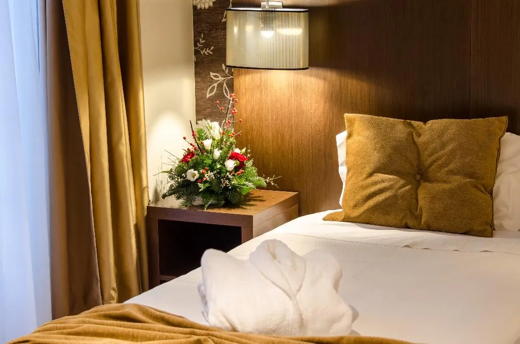 TRIPLE STANDARD Room, Hotel Duas Nacoes, Lisbon