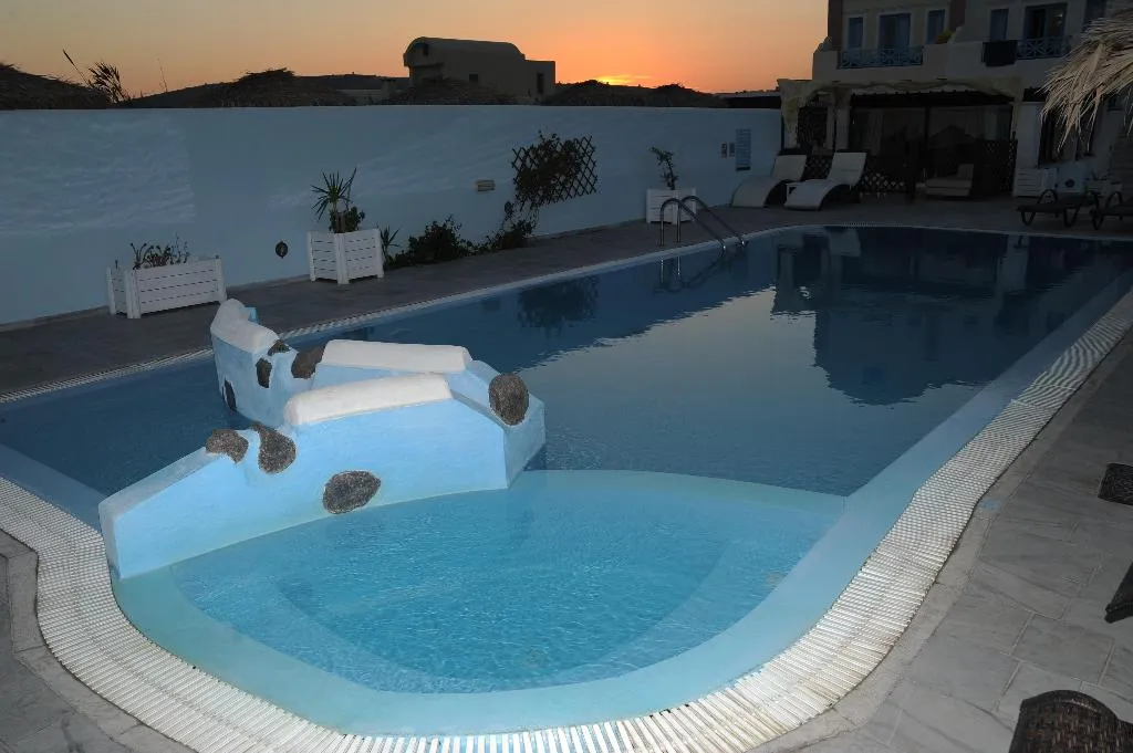 Pool, Perissa Bay, Santorini