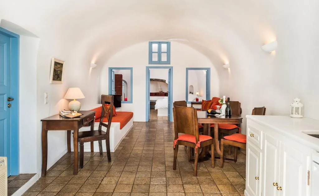 JUNIOR SUITE STANDARD Room, Pantelia Suites, Santorini
