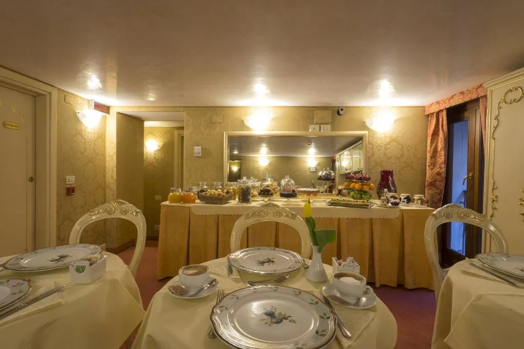 DOUBLE SUPERIOR Room, Becher, Venice