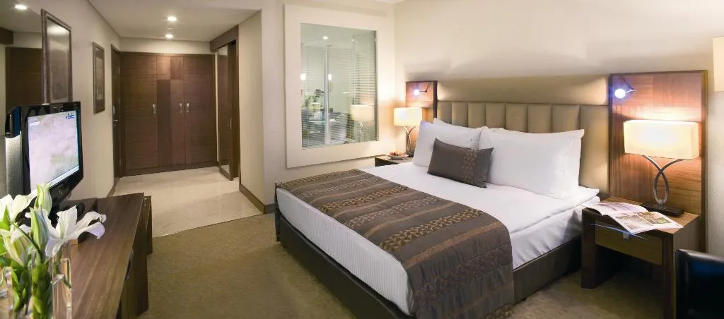 DOUBLE SUPERIOR KING BED Room, Mövenpick Izmir, Izmir