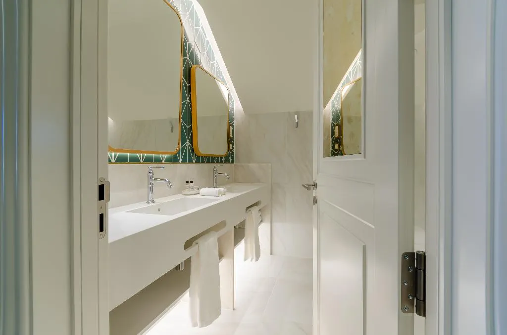 DOUBLE DELUXE WITH BALCONY Room, The Emerald House Lisbon, Curio Collection by Hilt, Lisbon
