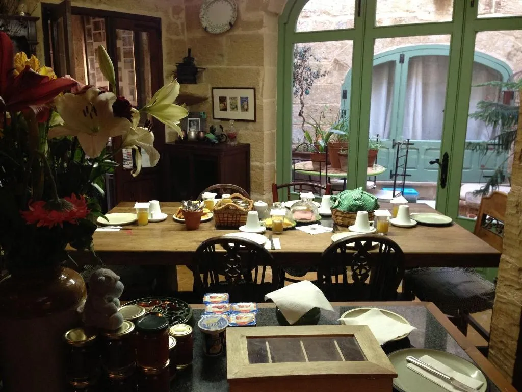 Restaurant, The Burrow Guest House, Malta