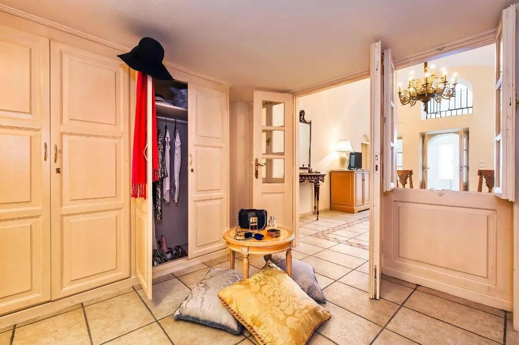 Room, Golden Grey Goose, Santorini