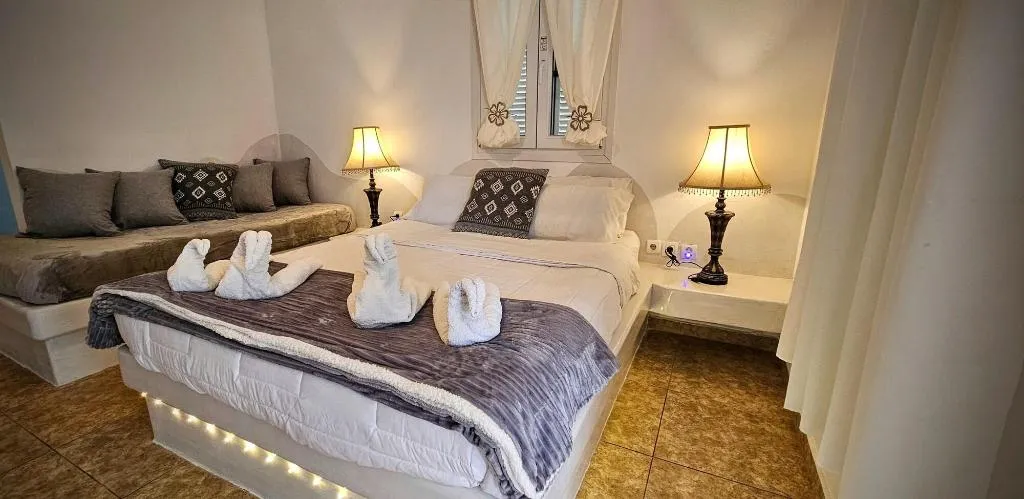 Room, Pleasure Beachside Studios, Santorini