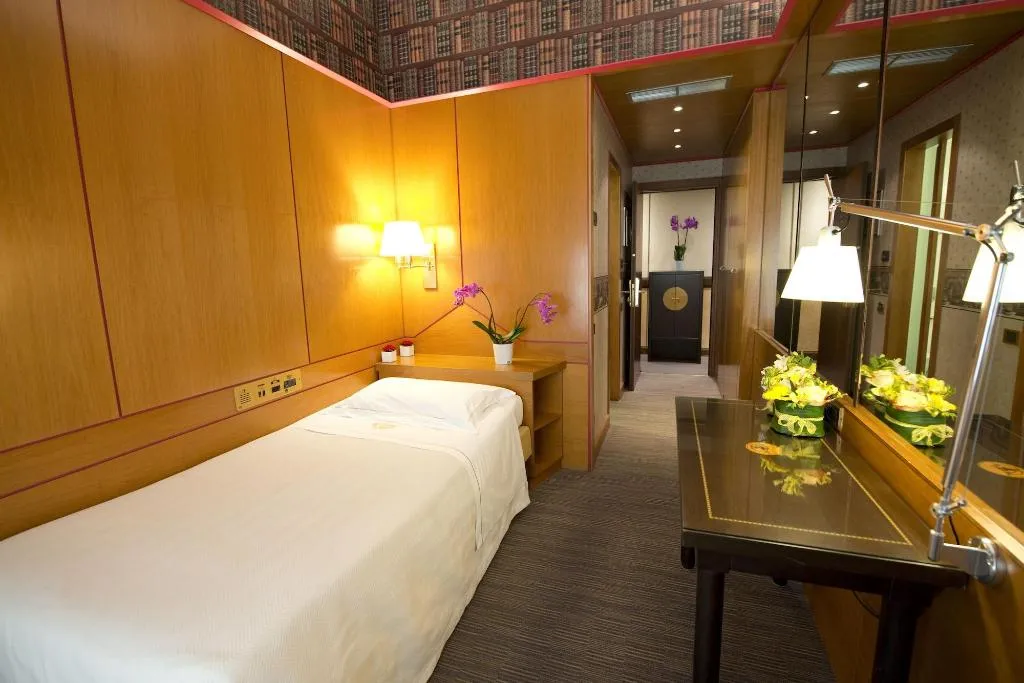 Room, D'Este, Milan