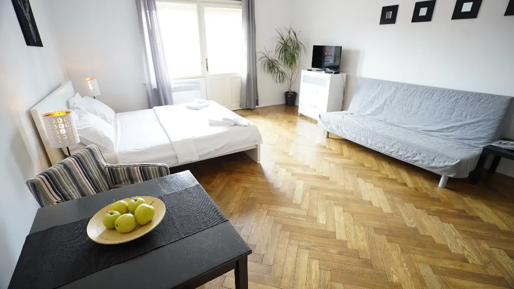 STUDIO WITH BALCONY Room, Royal Road Residence, Prague