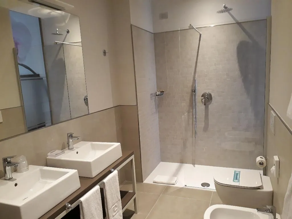 JUNIOR SUITE WITH JACUZZI WITH VIEWS Room, Hotel Griso Collection, Milan
