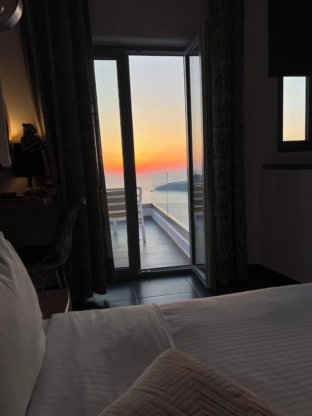 Room, Unique Suites, Santorini