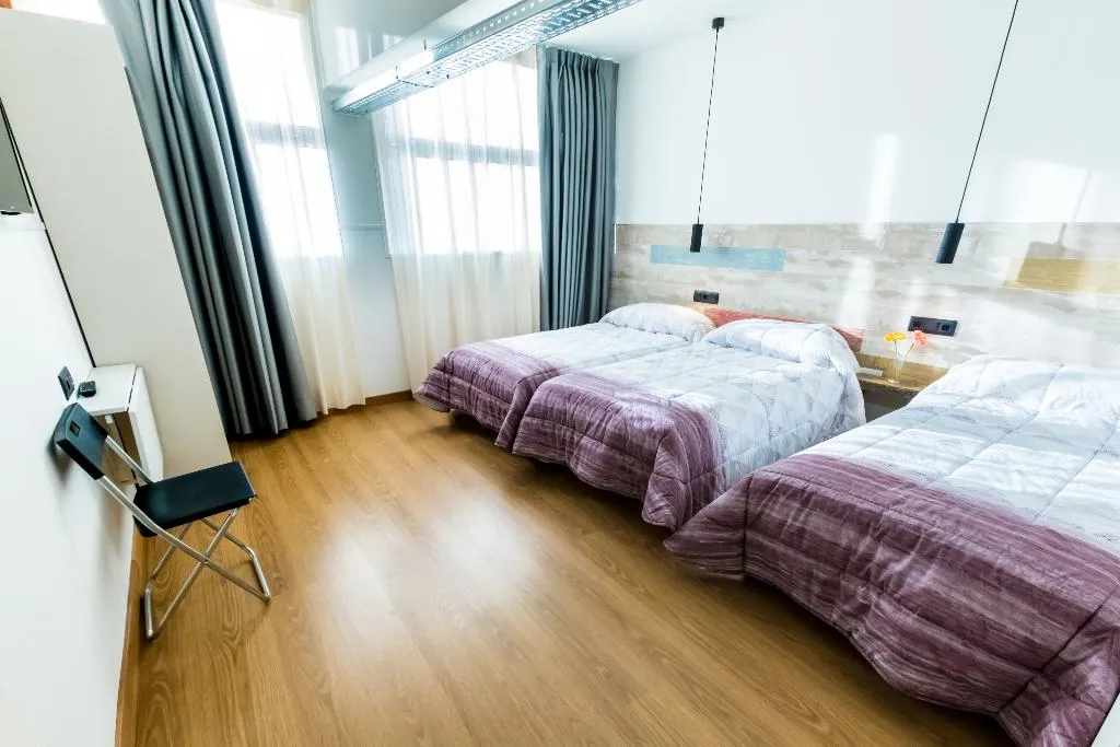 TRIPLE WITH SHARED BATHROOM Room, Far Home Bernabeu, Madrid