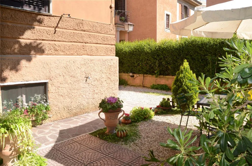 Terrace, A Vinicius Et Mita, Rome
