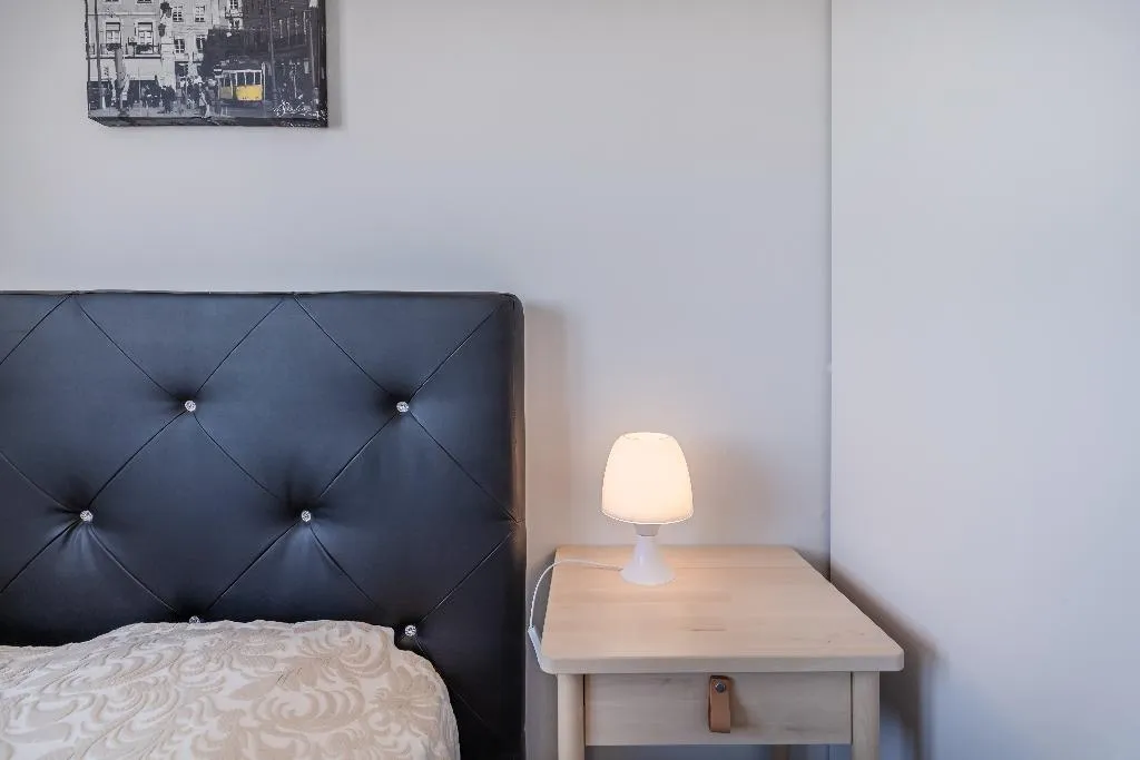 Room, V Dinastia, Lisbon