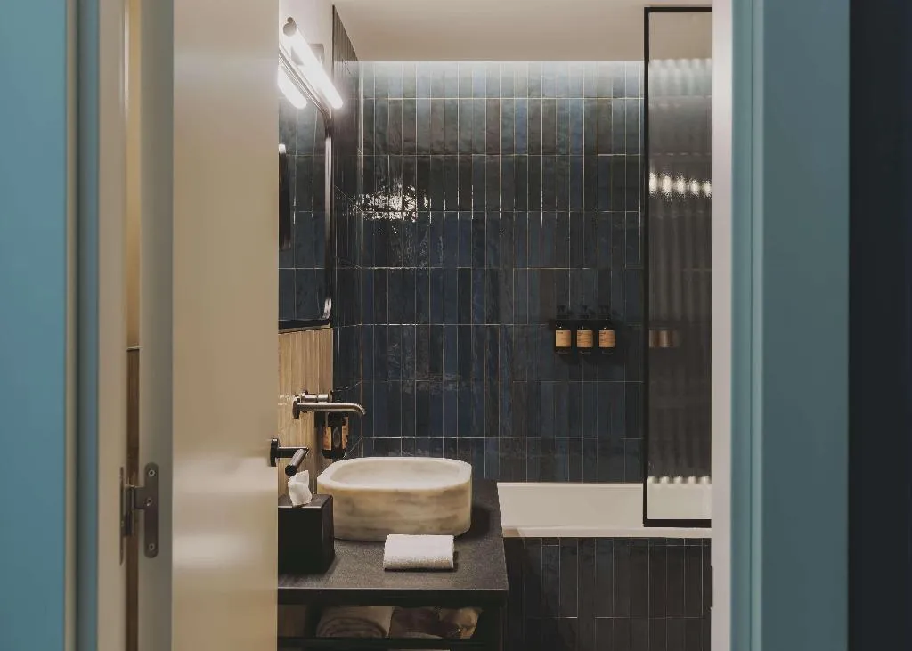 Room, Regina, Barcelona