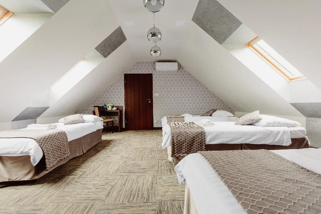 QUADRUPLE FOUR BEDROOMS TWO BATHROOMS Room, Fero Express, Krakow