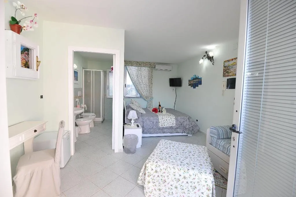 Room, B&B Le Cycas, Naples