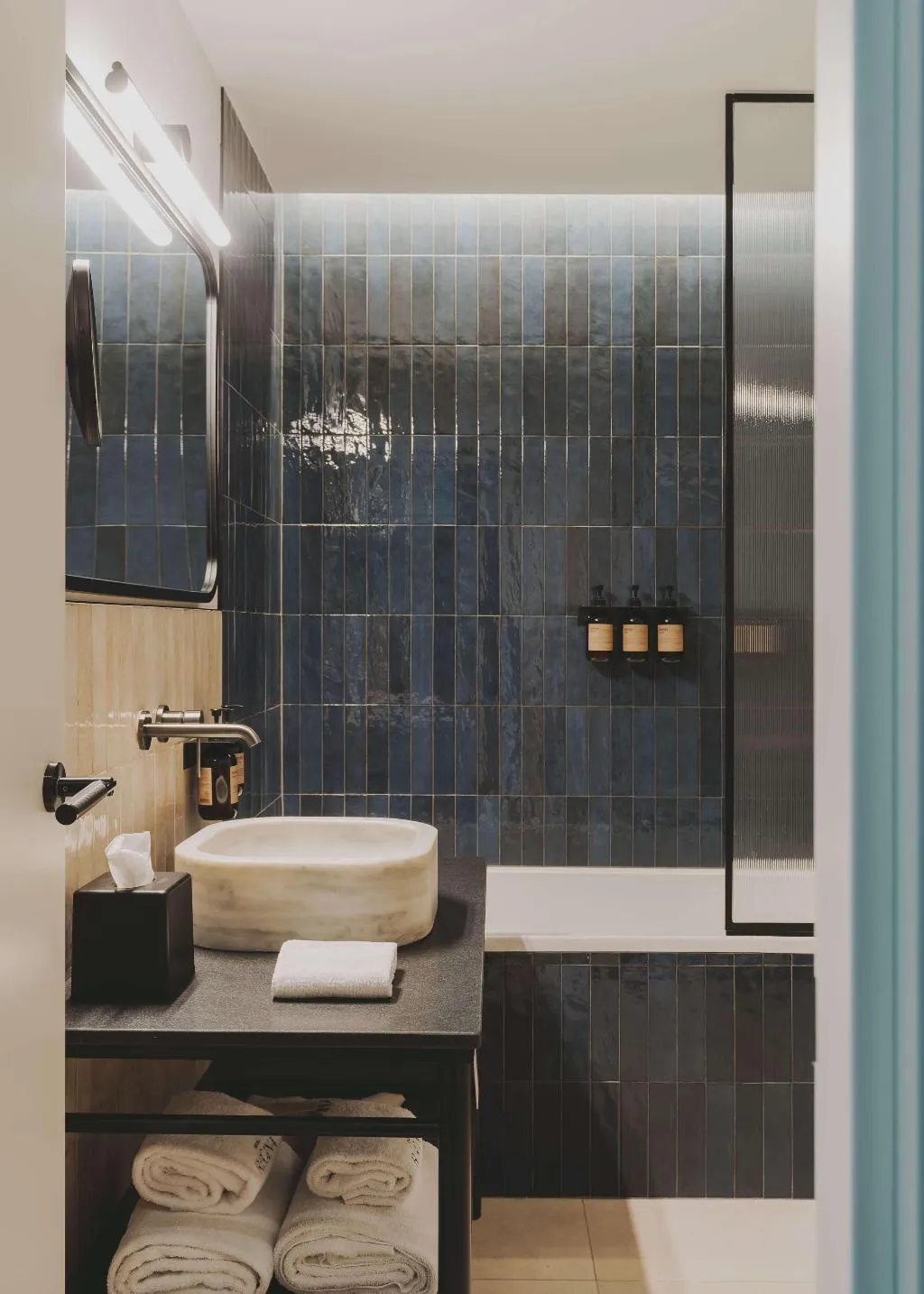 Room, Regina, Barcelona