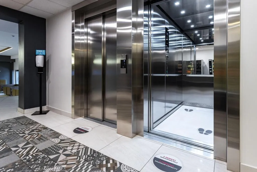 Lobby, Dzingel, Tallinn