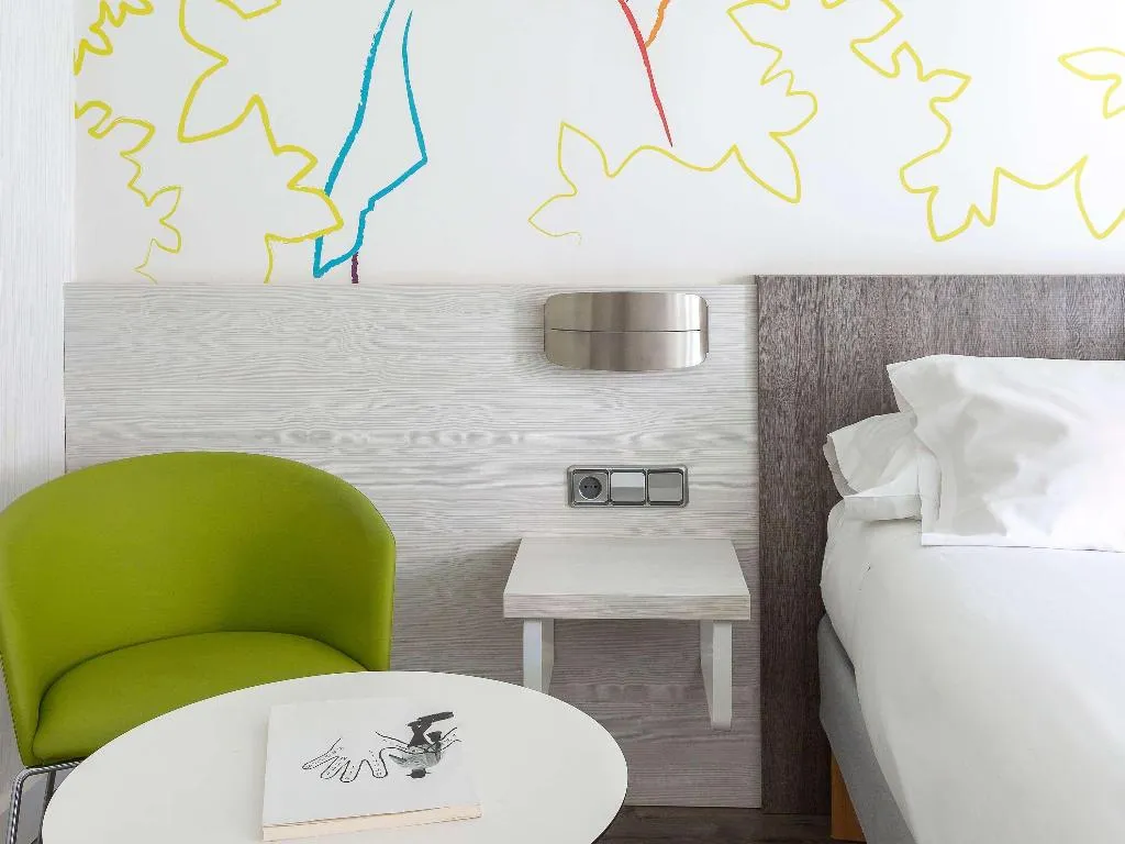 DOUBLE QUEEN SIZE BED Room, Ibis Styles Madrid Prado, Madrid