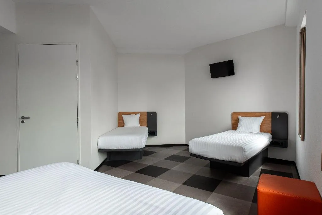 QUADRUPLE STANDARD Room, easyHotel Amsterdam Arena Boulevard, Amsterdam