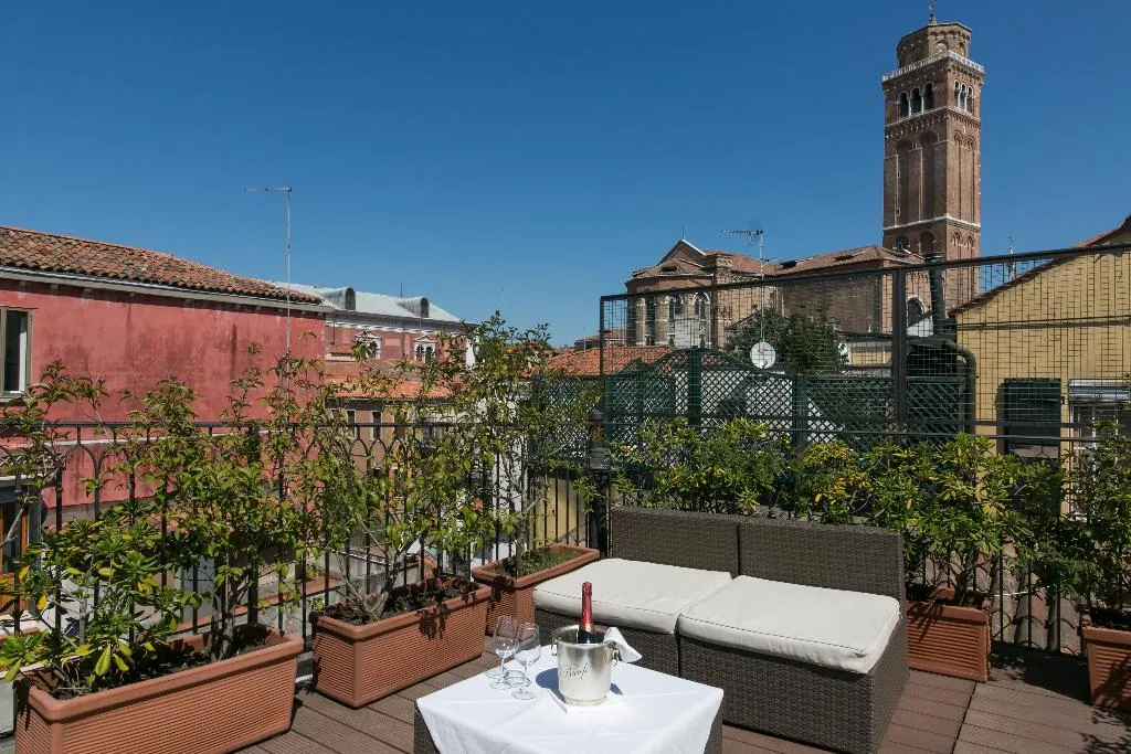 General view, Pantalon, Venice