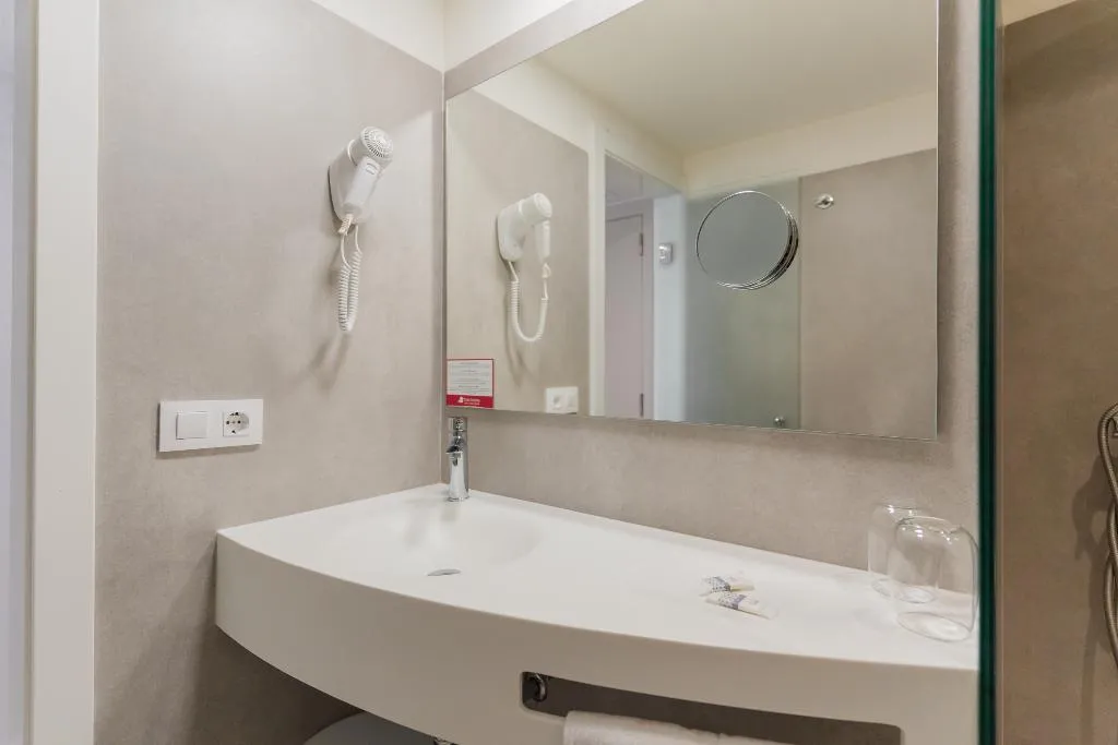DOUBLE SINGLE USE WITH BALCONY Room, Minura Cala Galdana & Apartamentos d´Aljandar, Menorca