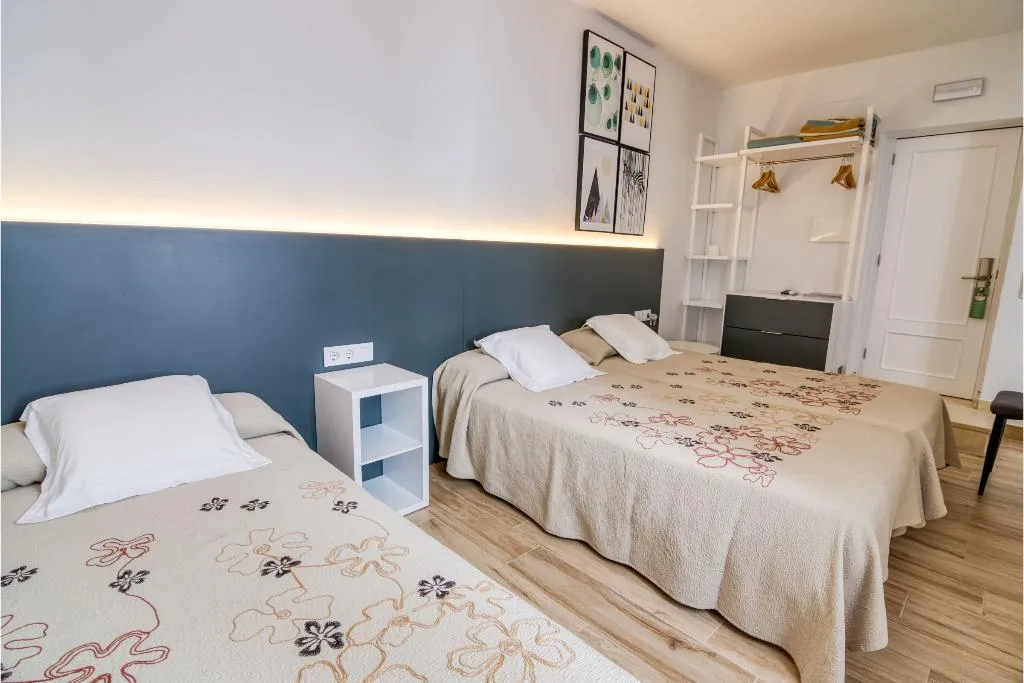 TRIPLE STANDARD Room, Hostal Restaurante La Isla S.L., Menorca