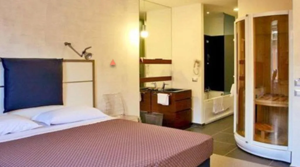 Room, California, Rome