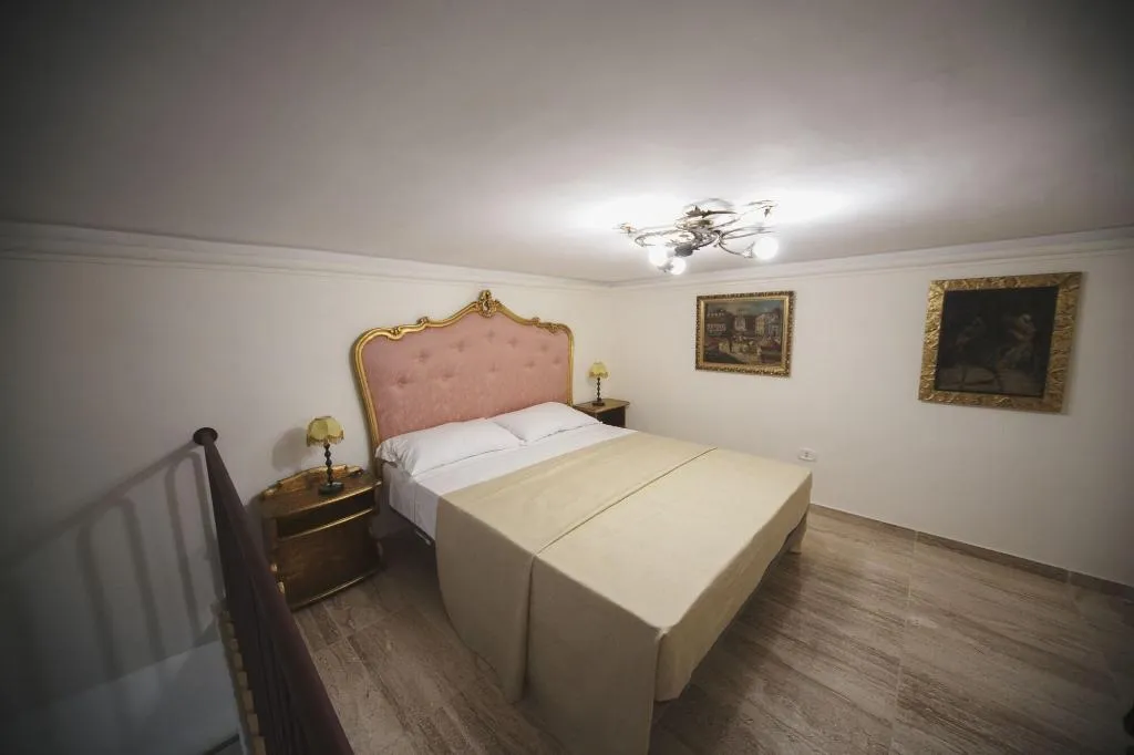 Room, Area Angioina Suites, Naples
