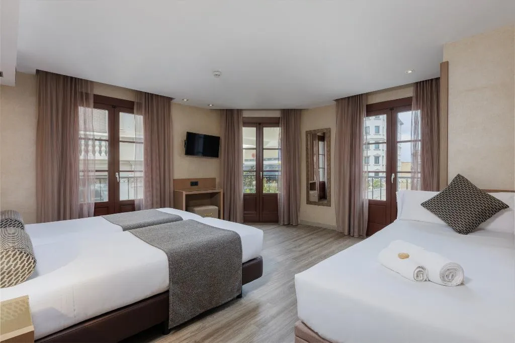 TRIPLE CAPACITY 1 Room, Suizo, Barcelona