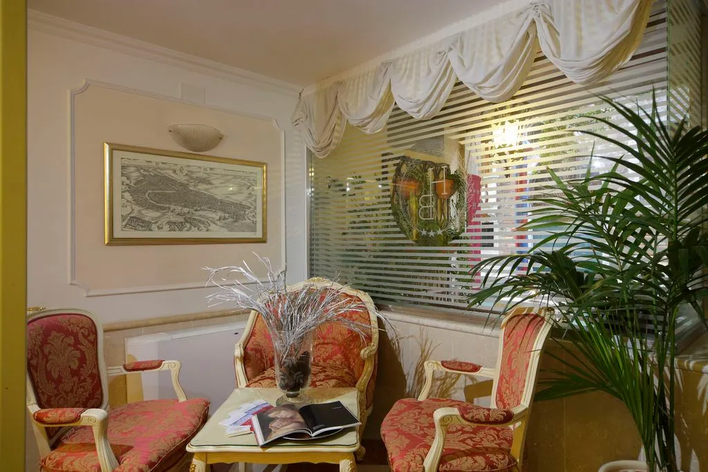 Lobby, Becher, Venice