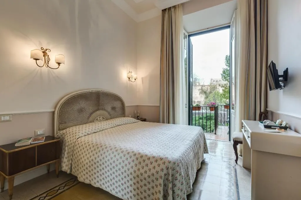 Room, Rome Charming Suites, Naples