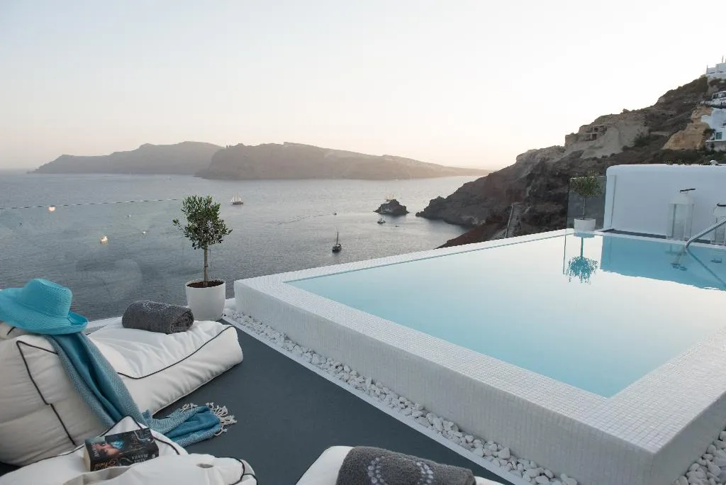 SUITE DELUXE WITH PRIVATE POOL Room, La Perla Villas and Suites, Santorini