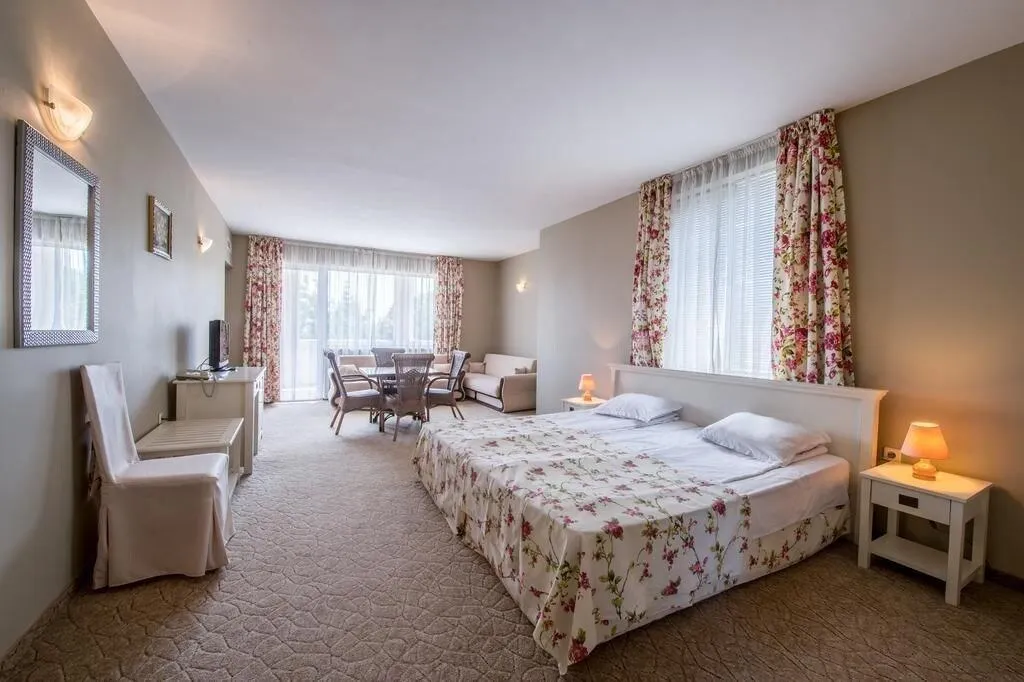 Room, Alekta, Varna