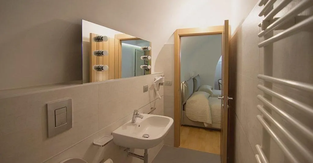 Room, La Strada Parlata, Naples