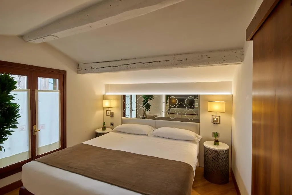 Double or Twin DELUXE Room, UNA HOTELS Ala Venezia - Adults +16, Venice