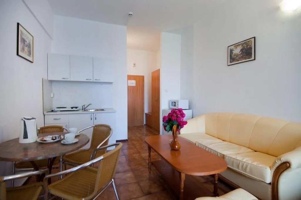 Room, Regina, Bourgas